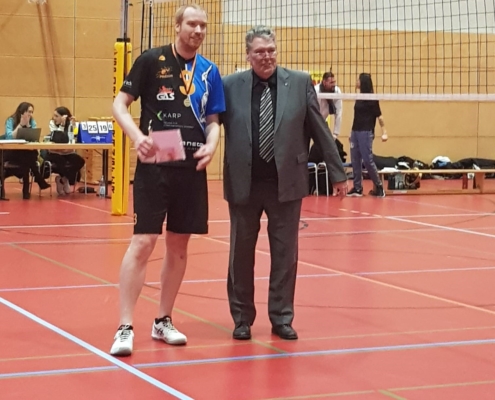 Uwe Näthler, Regionalspielwart Nordost, gratuliert Alex Kuhrt zum wertvollsten Spieler der Saison