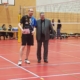Uwe Näthler, Regionalspielwart Nordost, gratuliert Alex Kuhrt zum wertvollsten Spieler der Saison