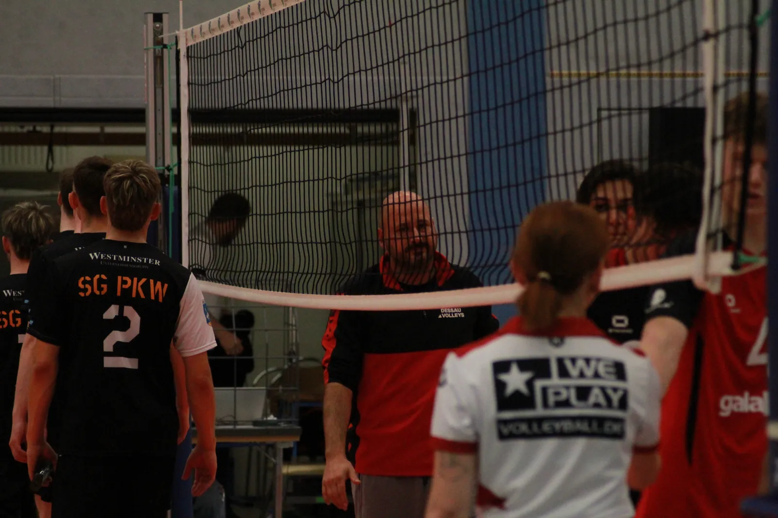 Spieler klatschen sich nach dem Spiel am Netz ab