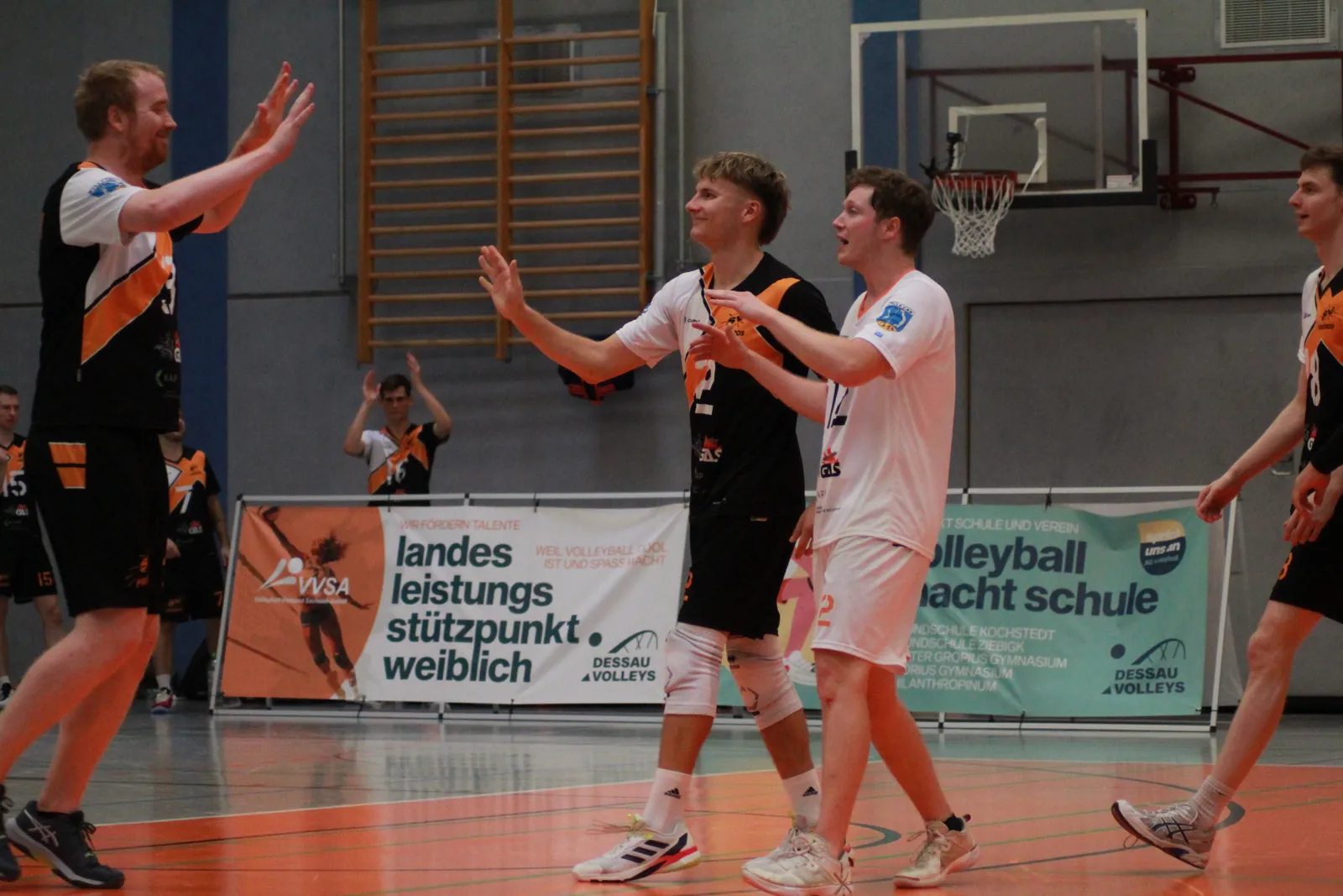 Spieler nimmt den Ball im Feld an