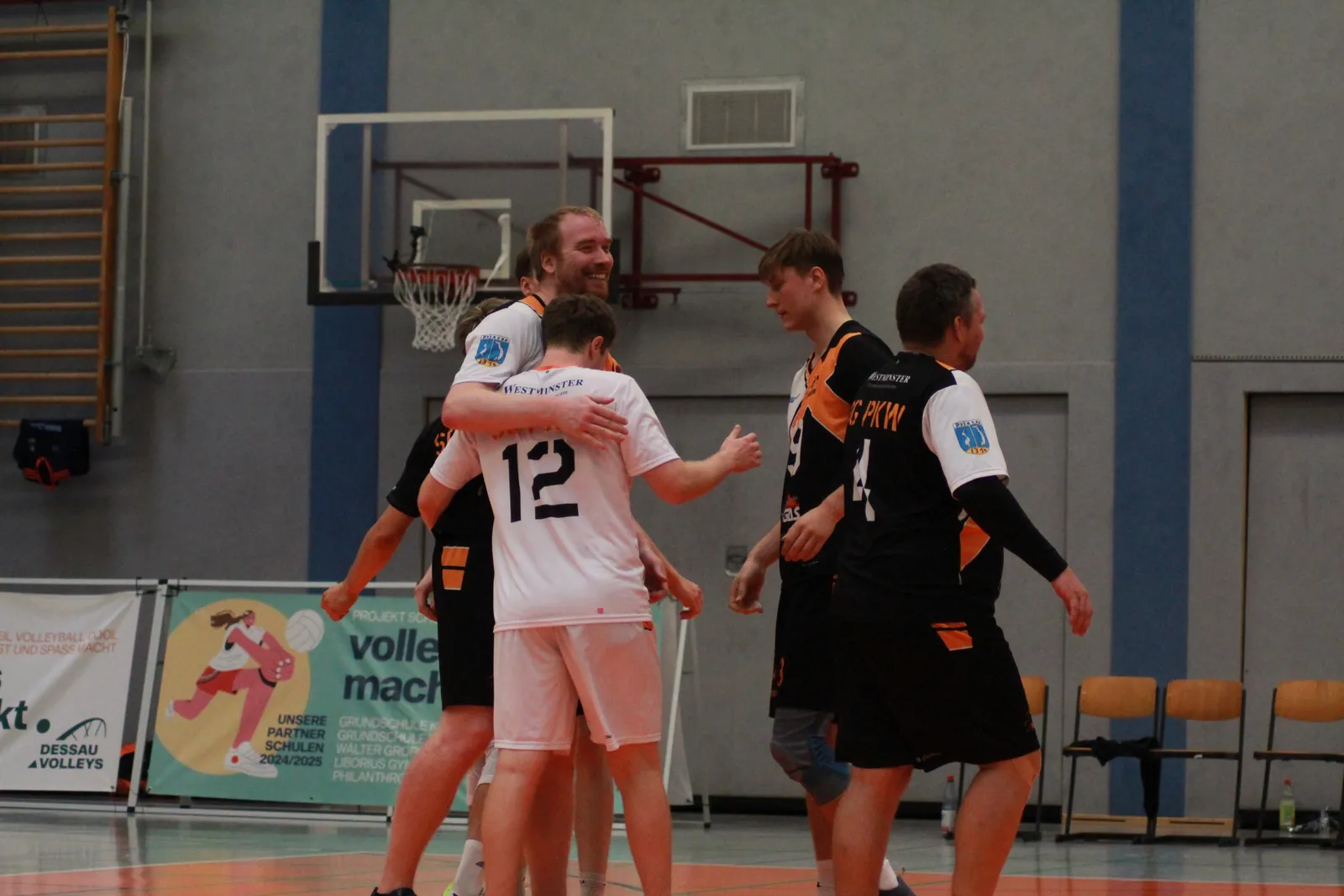 Zwei Spieler in tiefer Abwehrstellung