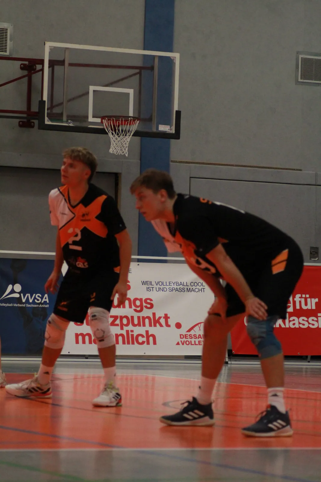 Zwei Spieler warten geduckt auf den Aufschlag