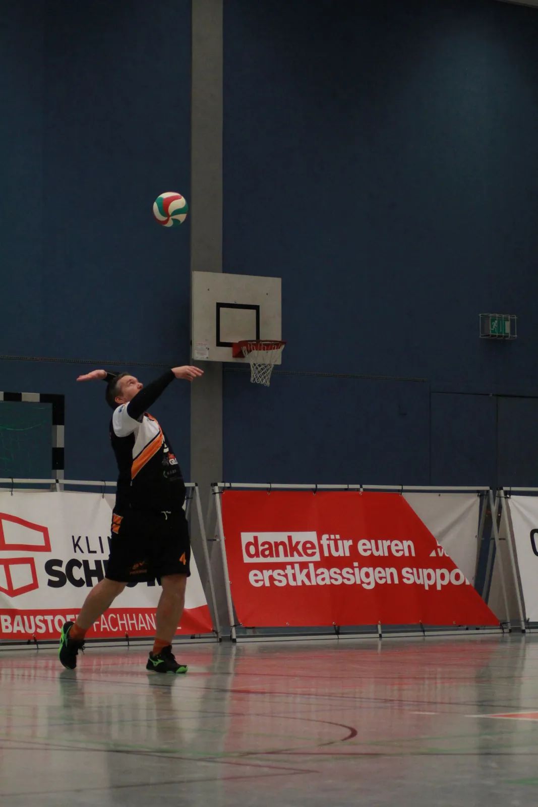 Aufschlag mit dem Ball hoch über dem Spieler