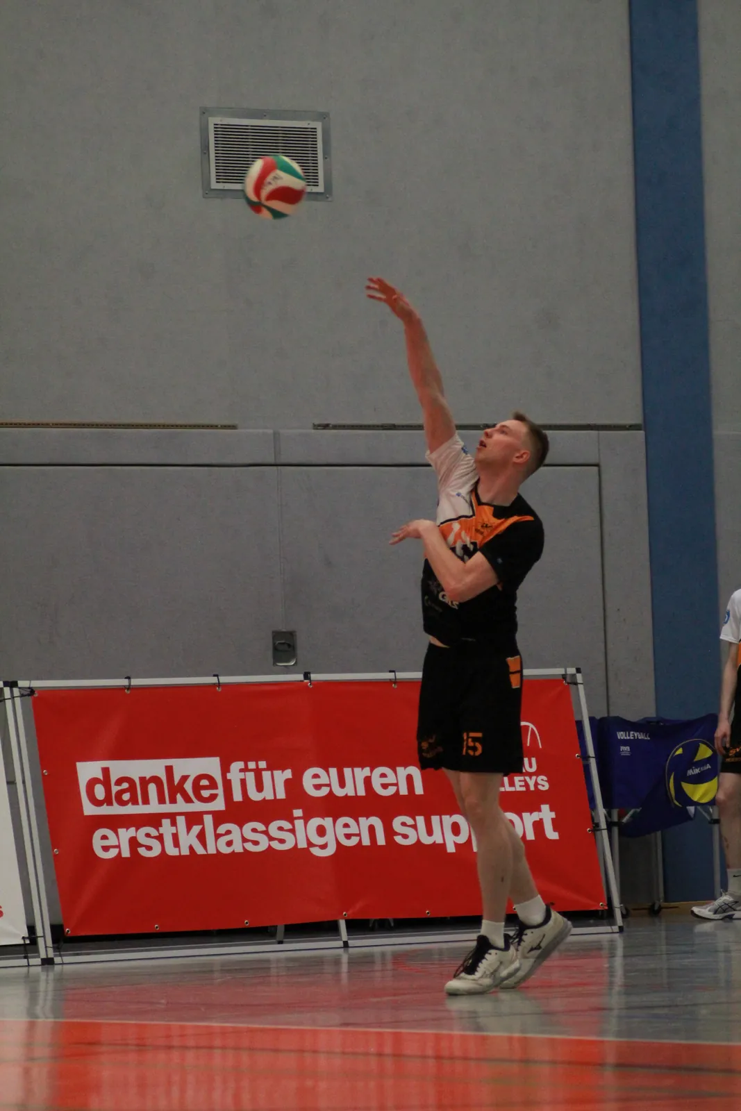 Aufschlag mit dem Ball hoch in der Luft