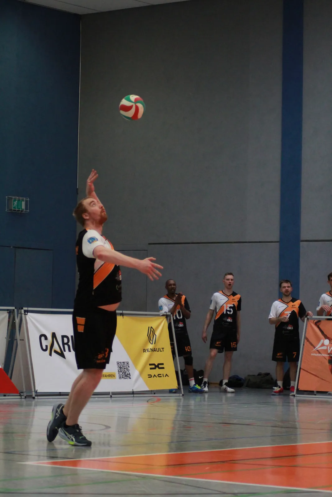 Aufschlag mit dem Ball hoch in der Luft