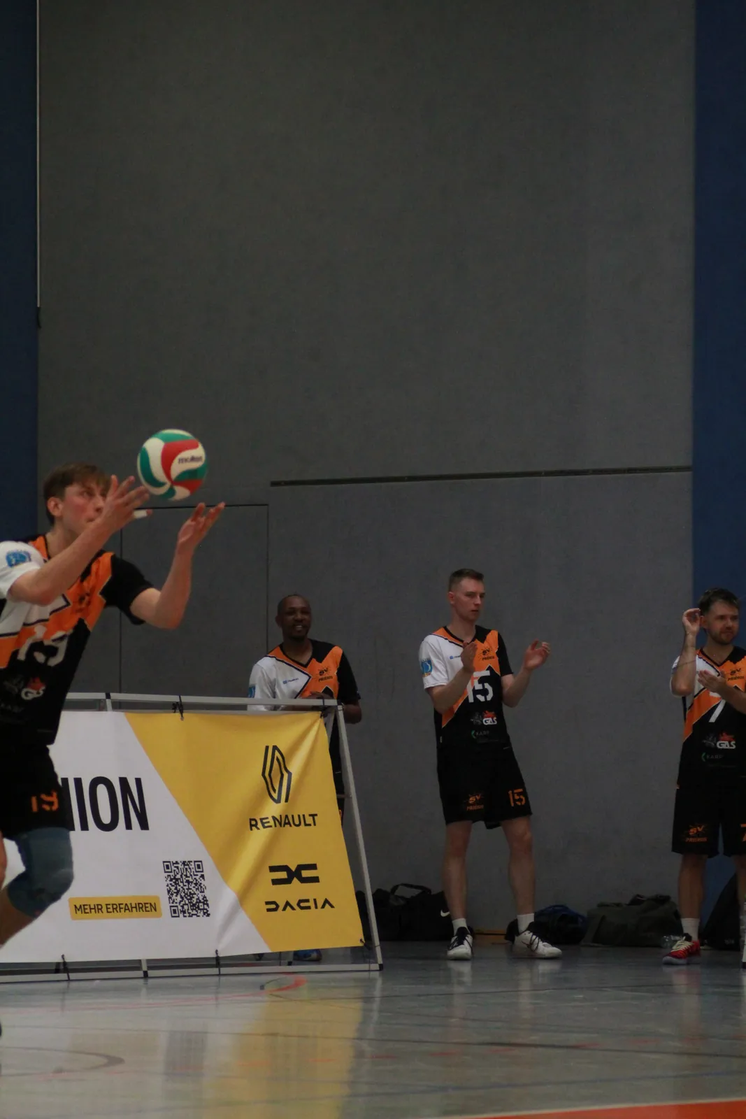 Spieler wirft den Ball zum Aufschlag hoch