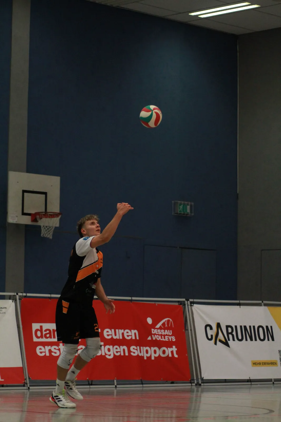Spieler wirft den Ball zum Aufschlag an