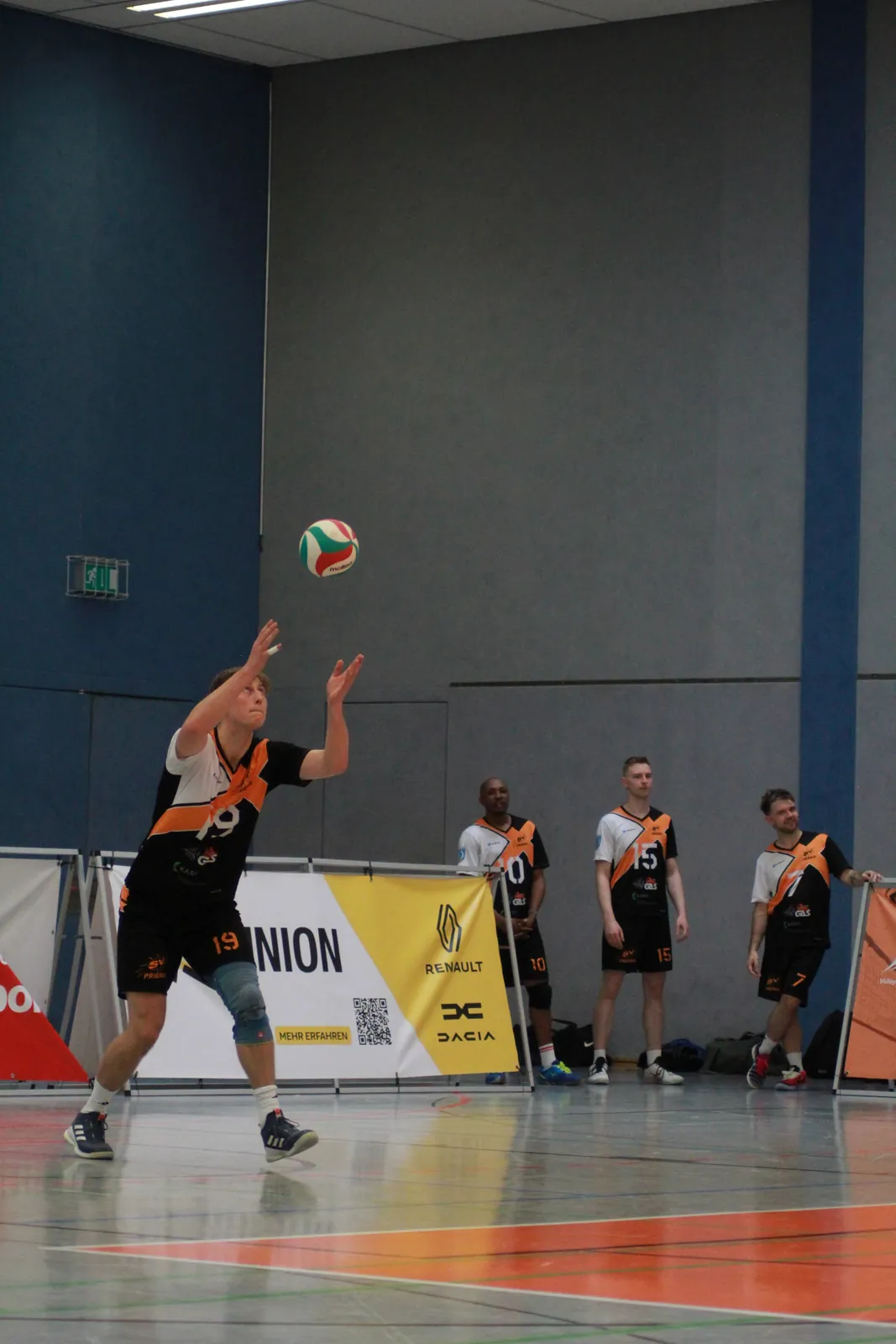 Spieler wirft den Ball zum Aufschlag an