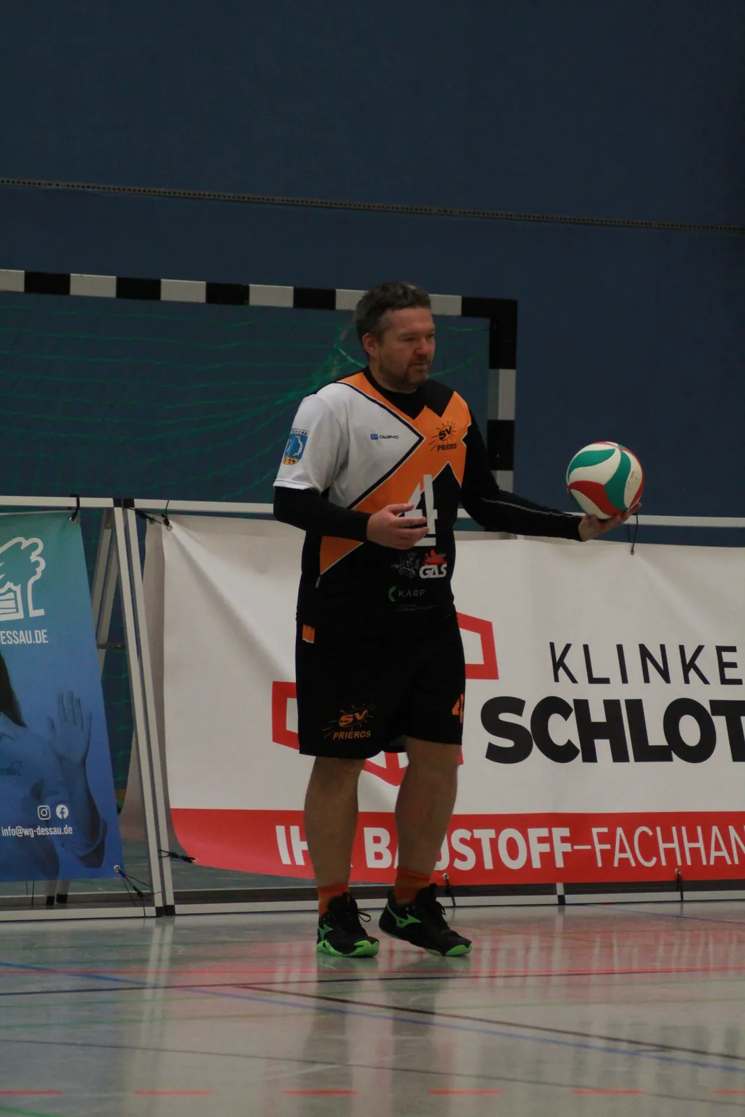 Spieler bereitet den Aufschlag an der Grundlinie vor