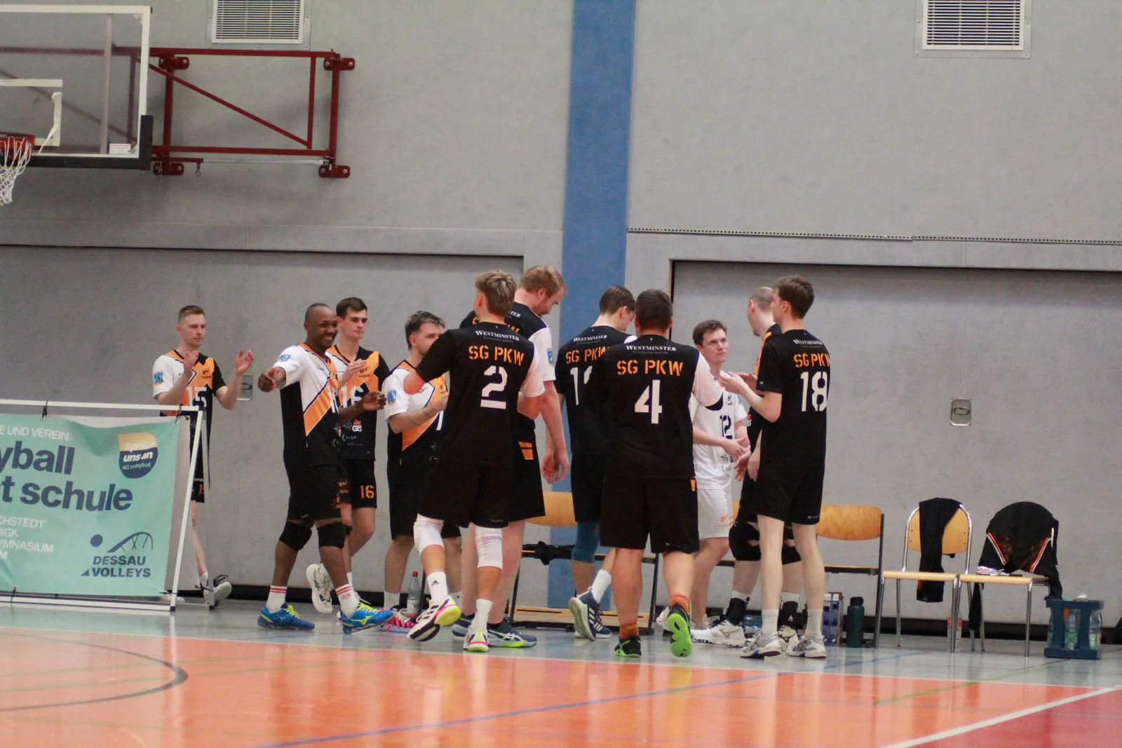 Mannschaft in Aufstellung auf dem Spielfeld
