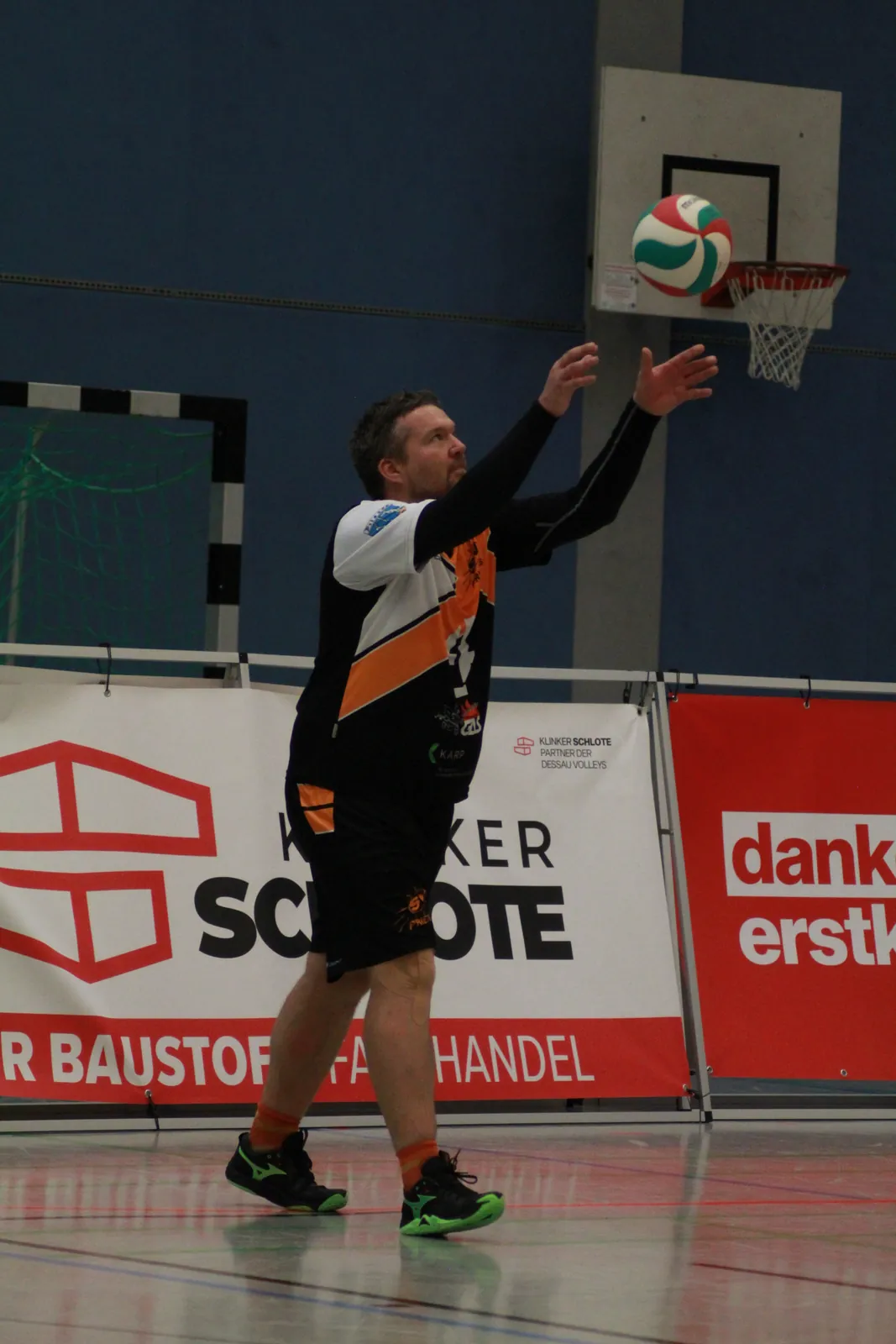 Spieler nimmt den Ball über Kopf an