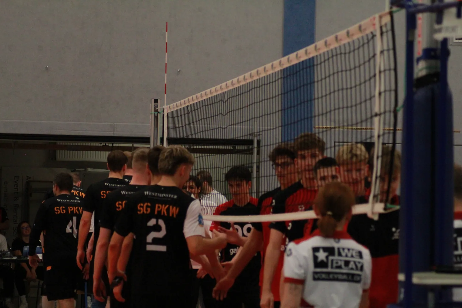 Beide Mannschaften geben sich nach dem Spiel am Netz die Hand
