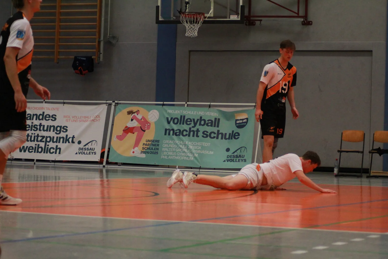Spieler rettet den Ball im Hechtbagger am Boden