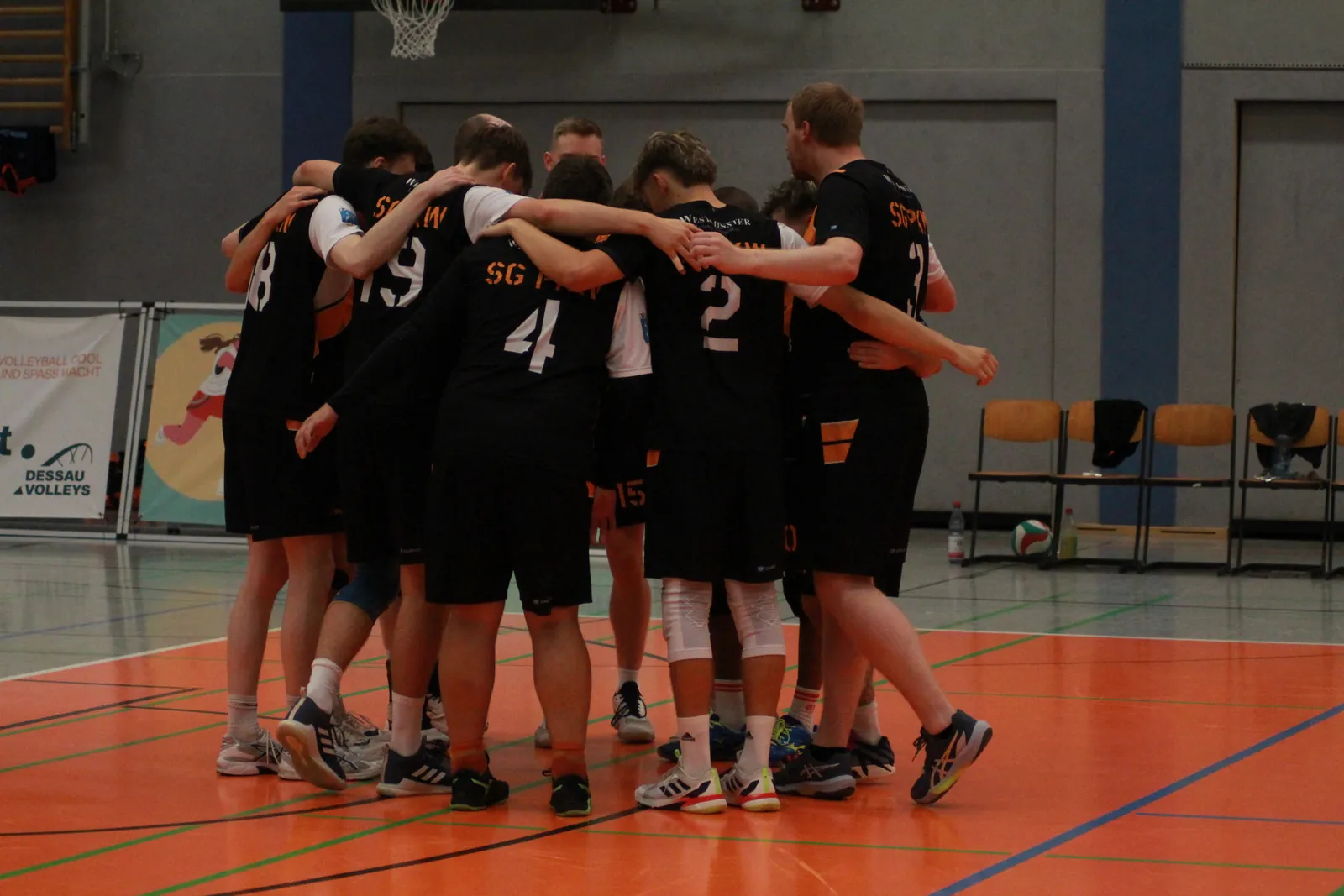 Spieler bilden nach dem Punktgewinn eine Jubeltraube