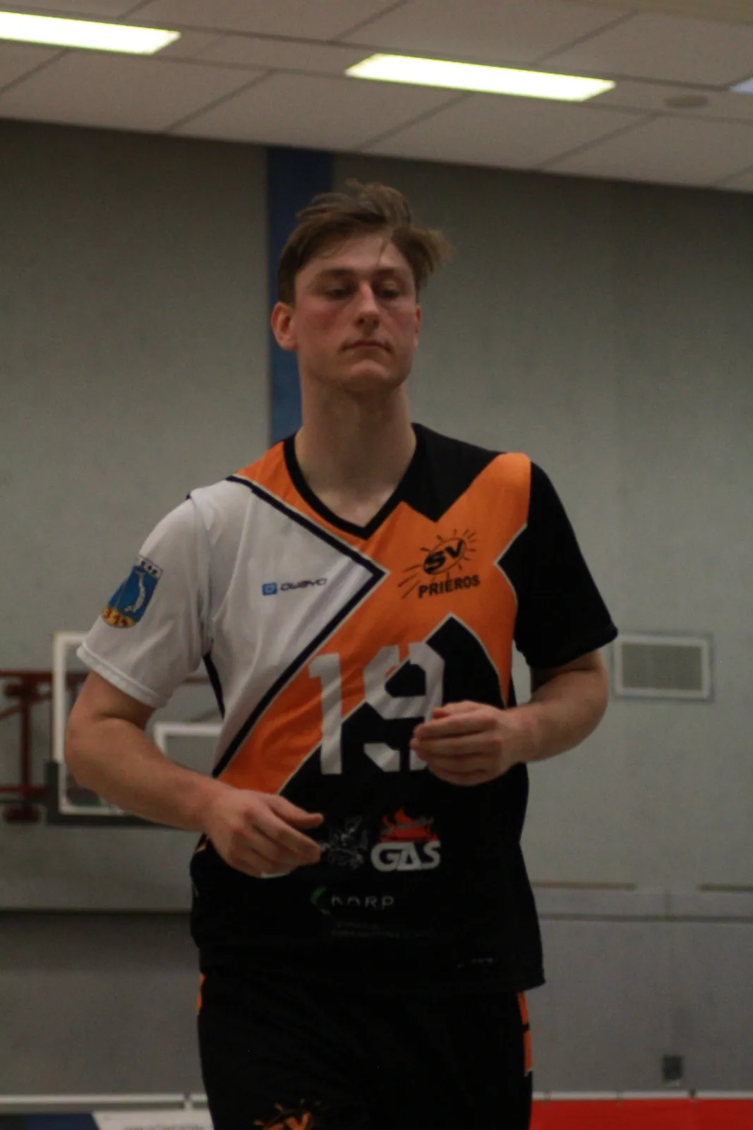 Porträt eines Volleyballspielers mit dem Ball in der Hand