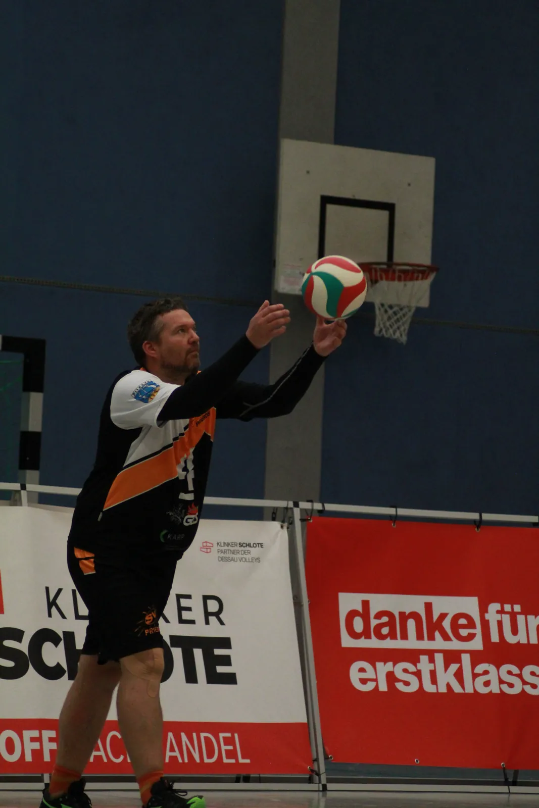 Spieler fängt den Ball vor dem Aufschlag