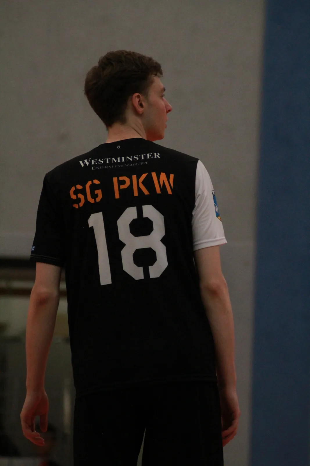 Spieler von hinten mit Rückennummer auf dem Trikot
