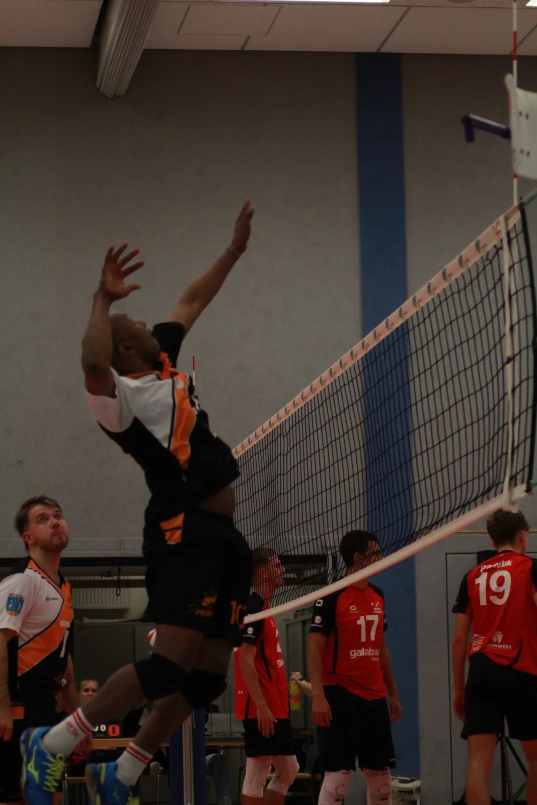 Spieler streckt sich im Sprung nach dem Ball