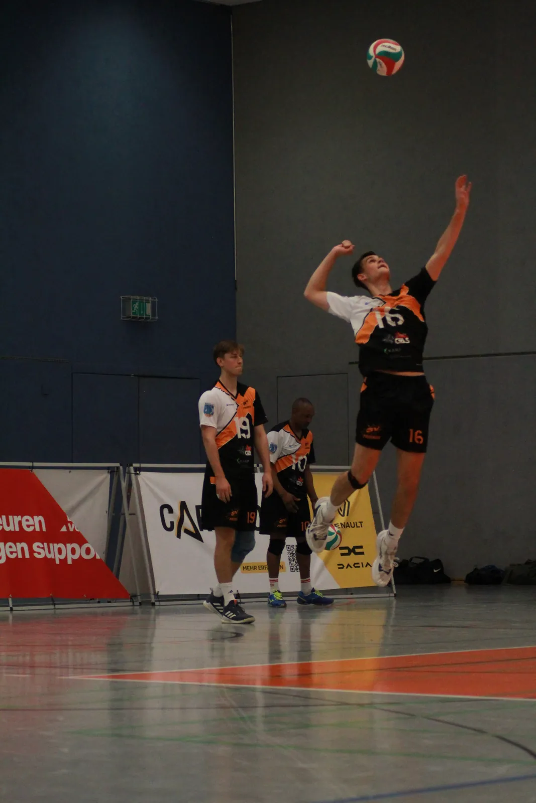 Sprungaufschlag mit dem Ball hoch in der Luft