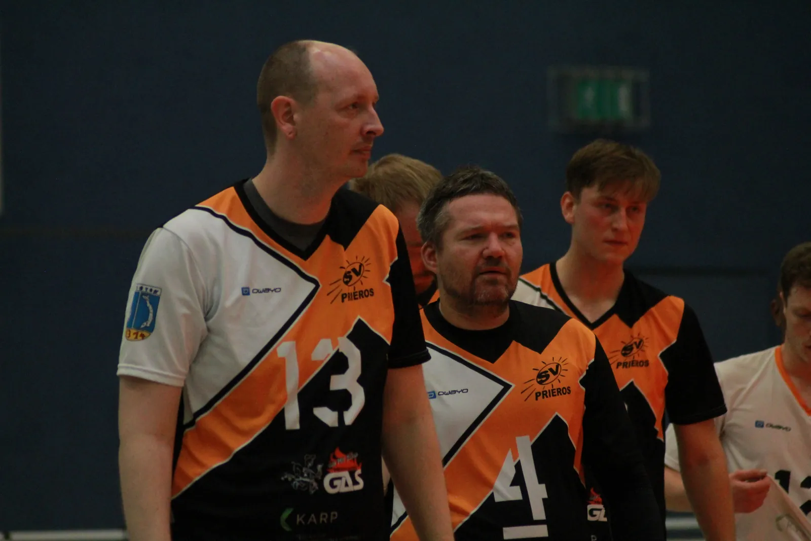 Mehrere Spieler stehen nebeneinander in der Halle