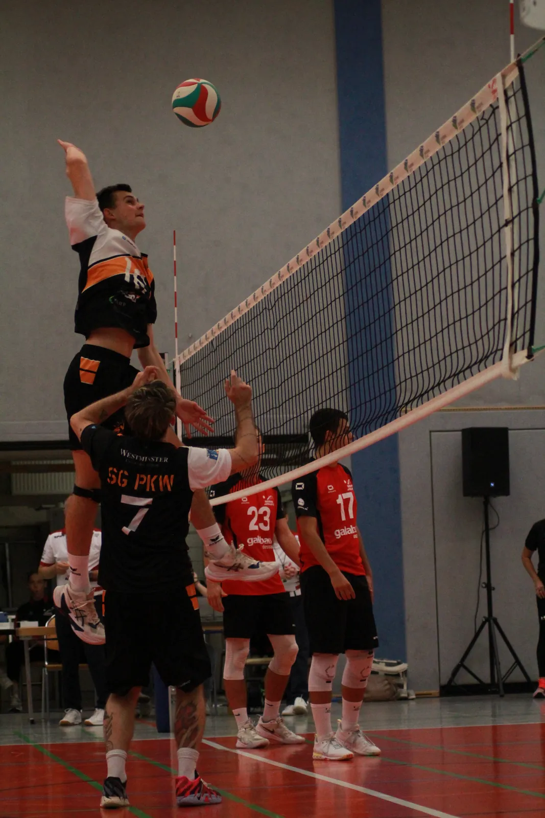 Zuspieler stellt den Ball hoch zum Angriff