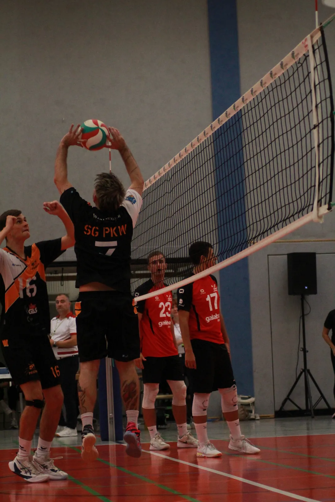 Zuspieler spielt den Ball im oberen Zuspiel ans Netz