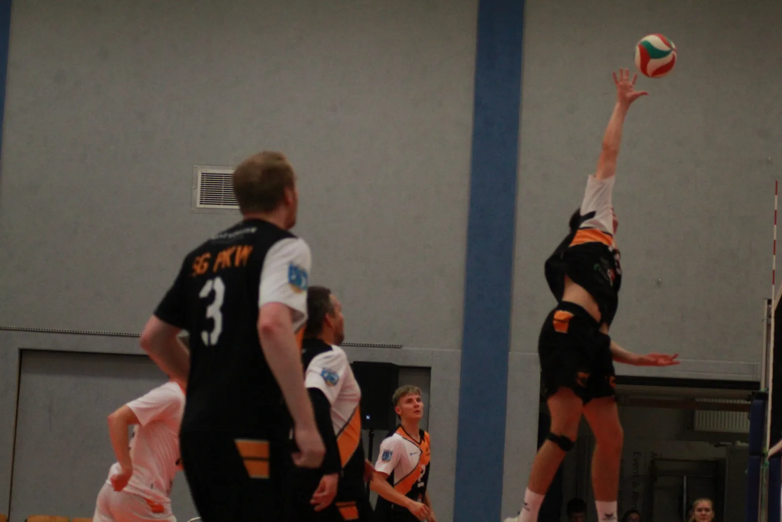 Spieler spielt den Ball im Sprung weiter